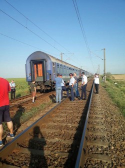Mirobolanta Românie! Peste 300 de călători au fost abandonaţi în câmp după ce vagoanele s-au desprins de locomotivă