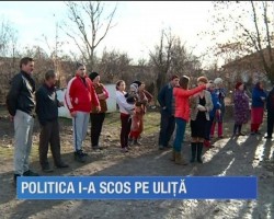 Politica i-a scos în stradă. Viceprimarul comunei Păuliş îşi ţine audienţele în stradă după ce a fost dat afară din Primărie