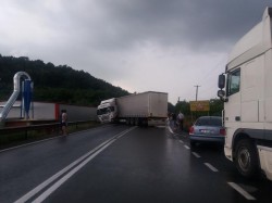 Camion  derapat pe DN7 în apropierea localităţii Căpruţa