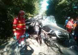 Doi morţi şi doi răniţi în urma unui accident produs de un tânăr  care nu deţinea permis de conducere