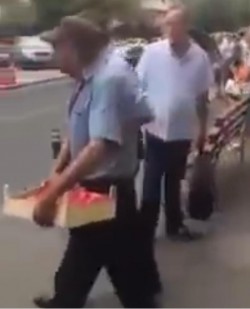 VIDEO - Nepăsarea autorităților în fața unui om sărman! Atâta cruzime rar mai vezi !