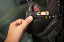 Hoţ de portofele prins în flagrant de poliţiştii din Arad