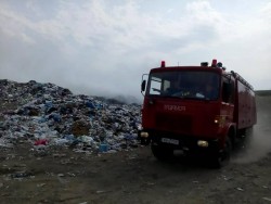 [FOTO/VIDEO] Un nou incendiu de proporţii la groapa de gunoi din Lipova!