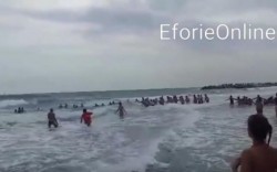 Imagini DRAMATICE- Turiştii din Eforie au făcut un lanţ uman pentru salvarea de la înec a două surori