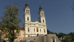 Mănăstirea Maria Radna a fost neîncăpătoare și în acest an.  AFLĂ minunile care se întâmplă după slujbă 