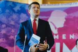 Mihai Neamţu şi-a lansat şi la Arad volumul: “Fenomenul Trump”