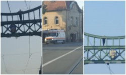 Un bărbat vrea să se arunce de pe podul Traian! Update: Bărbatul a fost coborât de pe pod!