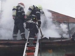 Incendiu devastator la o casă din municipiul Arad! Un bărbat a murit în urma arsurilor, altul este internat în spital!