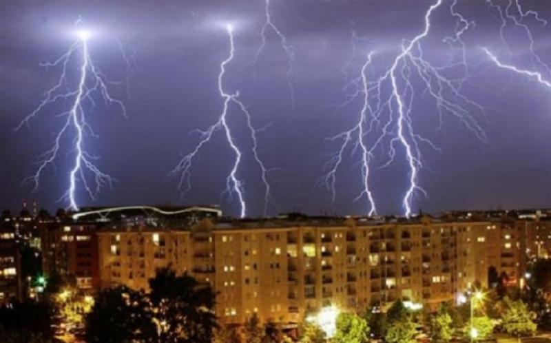 Atenţionare METEO de ultimă oră! Cod GALBEN şi PORTOCALIU de furtuni în toată ţara!