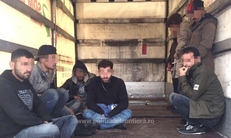 Doi români, călăuze pentru 9 irakieni! Şoferul a modificat maşina pentru a transporta ilegal imigranţi