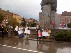 Ţara arde, baba se piaptănă! Imediat după furtună, aproximativ 20 de arădeni protestau împotriva vaccinării obligatorii