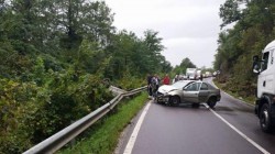 Grav accident de circulaţie la ieşirea din Gurahonţ! O maşină a ajuns cu roţile în sus pe calea ferată!