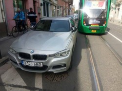 Circulaţia tramvaielor, paralizată minute în şir! Coadă de maşini de sute de metri, din cauza unui şofer imprudent!