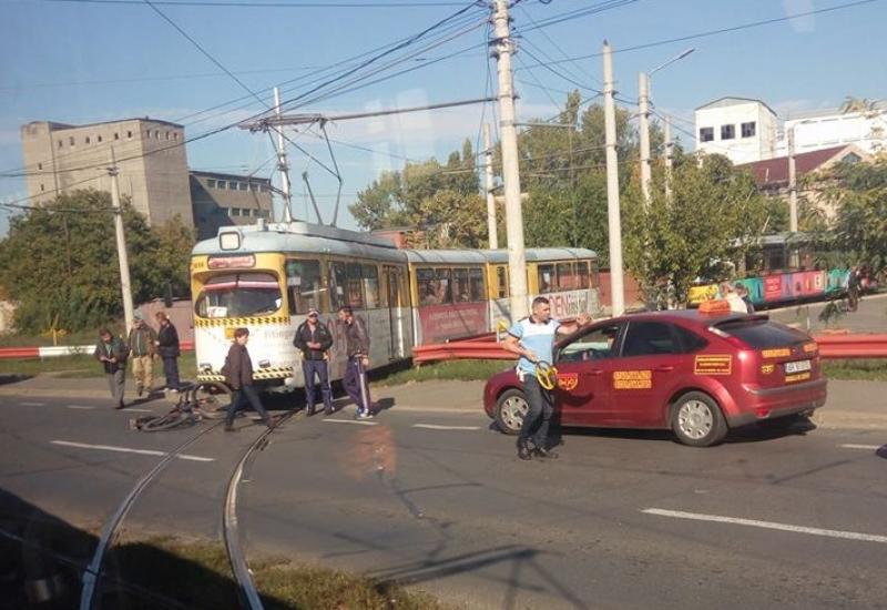Biciclist lovit de tramvai în cartierul Aurel Vlaicu