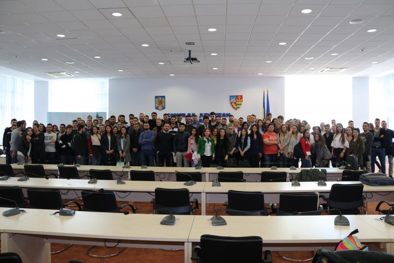 O sută de studenţi de la Universitatea de Vest „Vasile Goldiş” Arad, în vizită la CJA