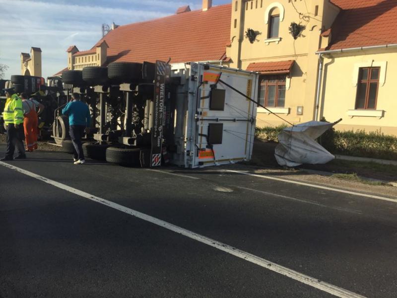 Un autotren înmatriculat în Arad s-a răsturnat pe DN79, la limita dintre judeţele Arad şi Bihor