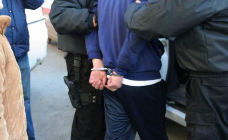 Tânăr de 22 de ani, condamnat pentru infracțiuni rutiere, prins de poliţistii arădeni în localitatea Şicula