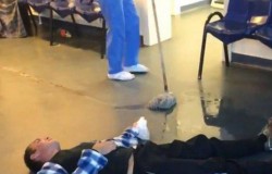 Se întâmplă într-un spital din România!  O infirmieră şterge cu mopul pe lângă un bărbat căzut pe podea!