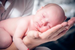 Senatorul Wiener solicită mai multe teste gratuite pentru nou-născuți
