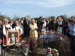 Pelerinaj la Bocsig, la mormântul Fecioarei Rafila Găluț. Ce spun credincioșii care au fost la mormântul ei
