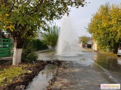 Inundaţie pe strada Liviu Rebreanu! Muncitorii care lucrează la drum au spart conducta de apă
