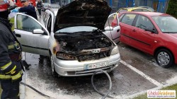 Panică la o benzinărie din Arad! Un autoturism a luat foc în parcarea acesteia! 