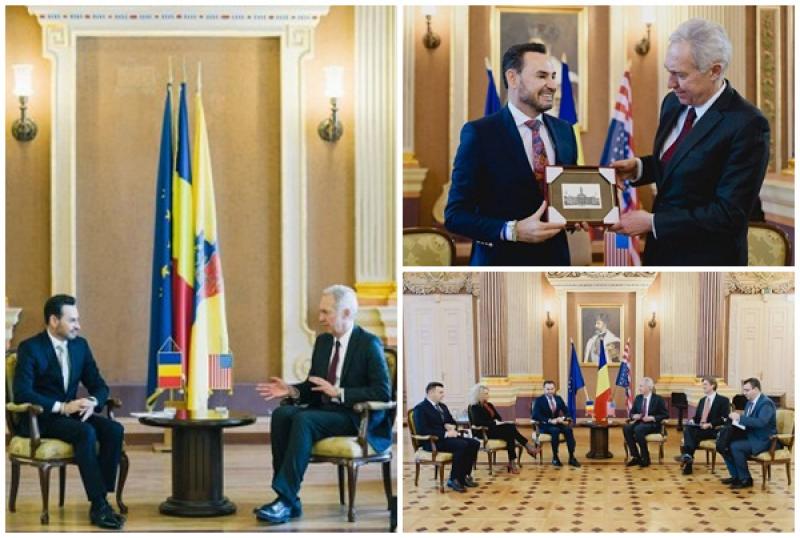 Ambasadorul SUA în România, Hans Klemm, de vorbă cu autorităţile locale din Arad!