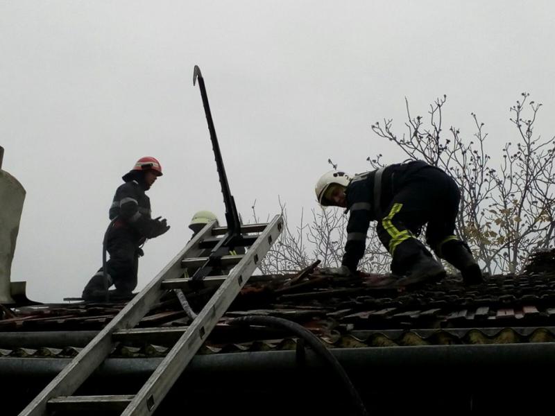 Intervenţie cu două echipaje ale ISU Arad la o casă din Grădişte pentru stingerea unui incendiu