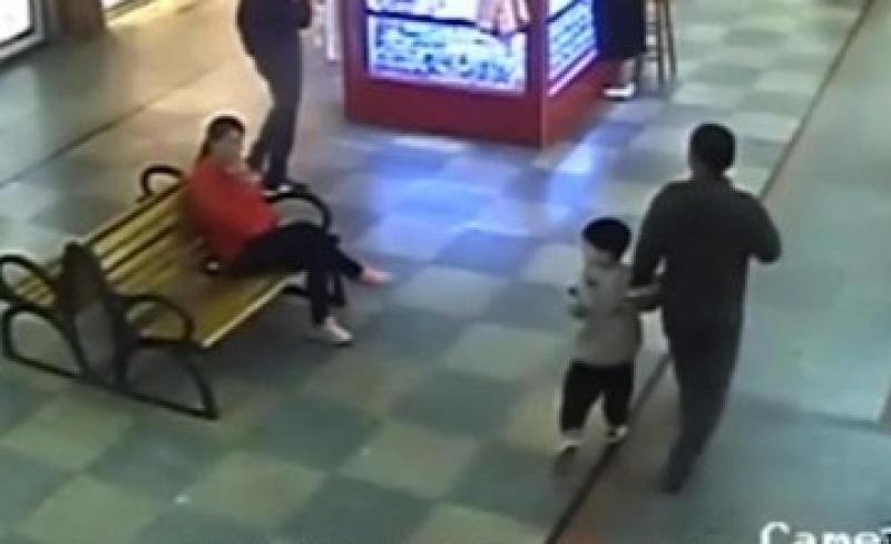 Și-a găsit din întâmplare într-un mall, băiețelul răpit în urmă cu 9 luni