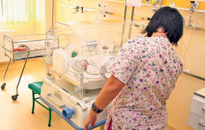 O maternitate din România este în alertă. Doi bebeluși au murit