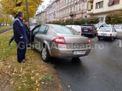 Accident rutier pe Bulevardul Revoluţiei! Un şofer a întrat cu maşina în stâlp, încercând să evite impactul cu un alt autovehicul