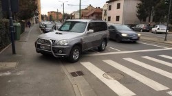 Atenţionare pentru şoferii arădeni! Se amendează blocarea pistelor de biciclete!