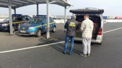 Textile şi anvelope în valoare de peste 2,5 milioane euro confiscate de către inspectorii antifraudă în două vămi din Arad