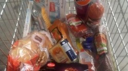 A cumpărat cârnați de la Kaufland,iar ceea ce a găsit când i-a pus in farfurie a înfuriat-o la culme