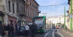 O maşină care bloca circulaţia tramvaielor, luată pe sus de călători