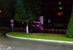 Accident spectaculos la Podgoria! Un arădean s-a dat cu maşina peste cap, chiar pe pasarela care duce către cartierul Grădişte