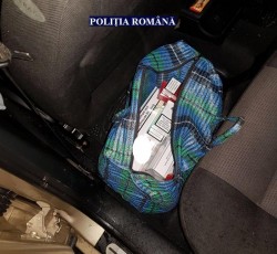 Ţigări netimbrate descoperite într-un autoturism, în localitatea Săvârşin