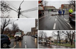 Vântul puternic a rupt un stâlp în apropierea parcului Caius Iacob. Alţi doi stâlpi au fost dezafectaţi de compania ENEL