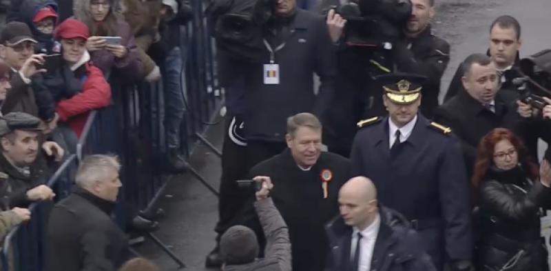 Gest surprinzător al preşedintelui Klaus Iohannis de 1 Decembrie. Oamenii au aplaudat minute în şir!