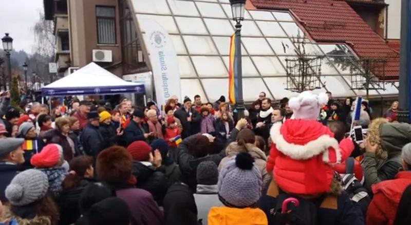 Muzică patriotică rusească de 1 Decembrie, în faţa Primăriei din Sinaia!