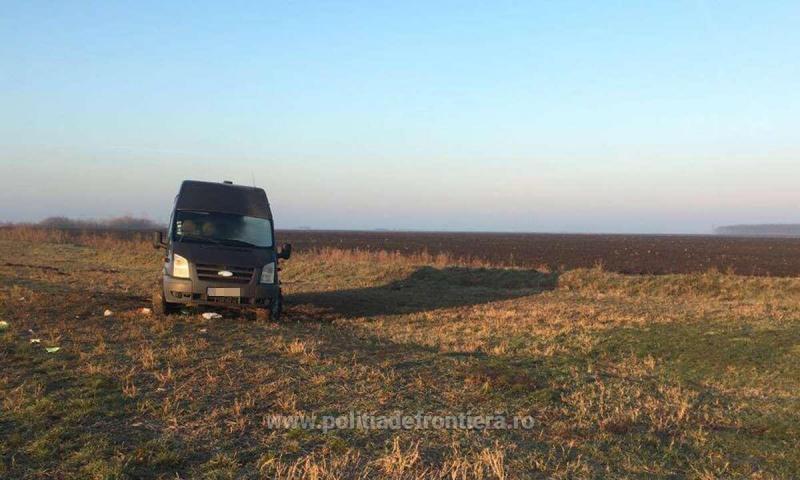 Un microbuz abandonat lângă frontiera cu Ungaria a alertat autorităţile de la Vamă. Poliţiştii au rămas muţi de uimire când s-au apropiatat