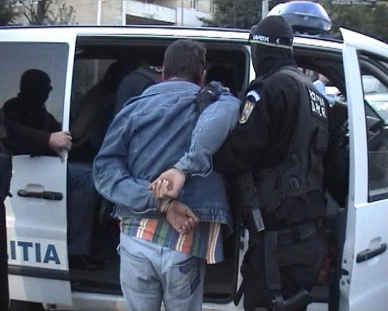 Urmărit naţional din Neamț, depistat în Iratoșu de polițiștii arădeni