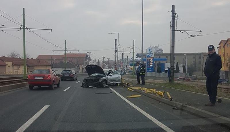 Accident spectaculos pe podul din Micalaca. Un şofer a spulberat stâlpii de protecţie pe o distanţă de 20 metri