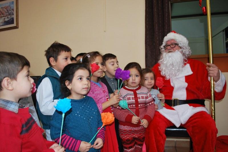 Moş Crăciun a trecut pe la Centrul Social Cantina Municipală