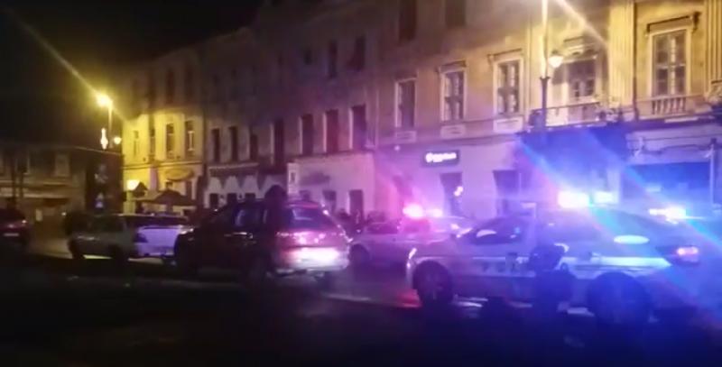 Răzbunare în stil mafiot, în centrul Aradului! Un poliţist a fost lovit şi tăiat cu maceta de către două persoane cercetate penal