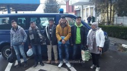 Şase persoane din Afganistan și Siria ascunse într-un microbuz, printre bagaje, depistate la vama Nădlac