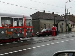 Tramvaiul lui Moş Crăciun tamponat la câteva zile de de la punerea lui în circulaţie