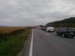 Neatenția, graba și carosabilul umed face din nou victime. Grav accident de circulație pe DN7