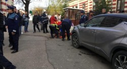 Clipe de groază la Buzău! Directoarea unei şcoli a spulberat cu maşina un grup de oameni care aşteptau ieşirea elevilor de la cursuri