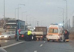 Accident cauzat de POLEI la ieşirea din Arad! Un BMW a pierdut controlul şi a izbit violent un Opel